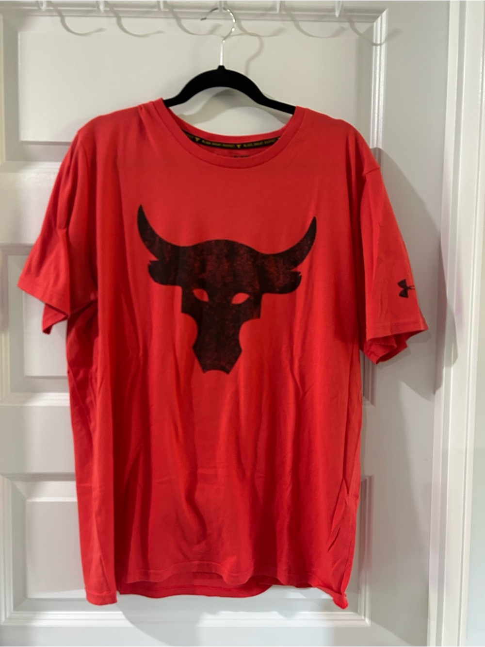 Under Armour Men’s Red Short-Sleeve Graphic Tee Black Bull Logo project rock